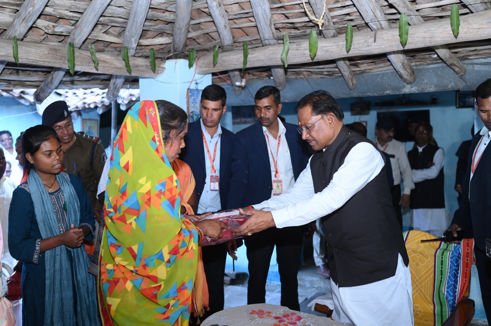 मुख्यमंत्री ग्राम केंदापानी पहुंचकर वरिष्ठ नागरिक स्व. कालेश्वर सिंह के छायाचित्र में पुष्प अर्पित कर श्रद्धांजलि दी