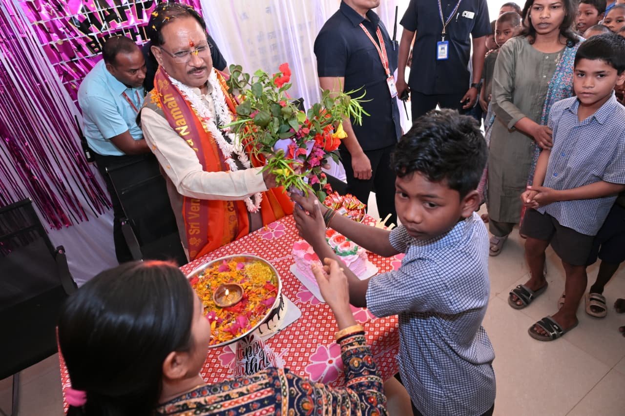 मुख्यमंत्री विष्णुदेव साय ने बालक आश्रम बगिया में बच्चों के बीच मनाया अपना 62वाँ जन्मदिवस बच्चों के लिए यादगार बना मुख्यमंत्री का जन्मदिन, बच्चों को केक और चॉकलेट वितरित कर दी शुभकामनाएँ