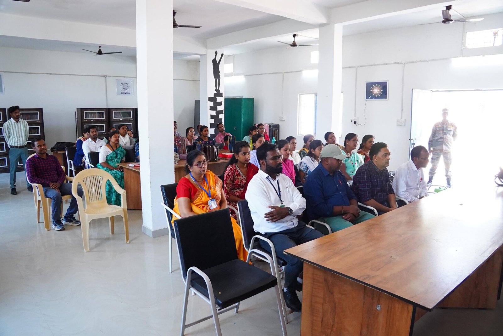 कलेक्टर ने पीएम श्री स्वामी आत्मानंद शासकीय उत्कृष्ट इंग्लिश माध्यम स्कूल का किया निरीक्षण, पेयजल व्यवस्था और स्वच्छता पर दिया विशेष जोर विद्यालय के सौंदर्यीकरण के निर्देश, दीवारों पर महापुरुषों एवं वैज्ञानिकों के चित्र होंगे अंकित जल संरक्षण के लिए वॉटर हार्वेस्टिंग और सोकपिट निर्माण के दिए निर्देश