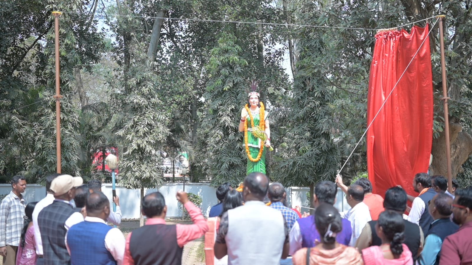 जशपुर विधायक रायमुनि भगत ने कलेक्टोरेट परिसर में छत्तीसगढ़ महतारी प्रतिमा का किया अनावरण