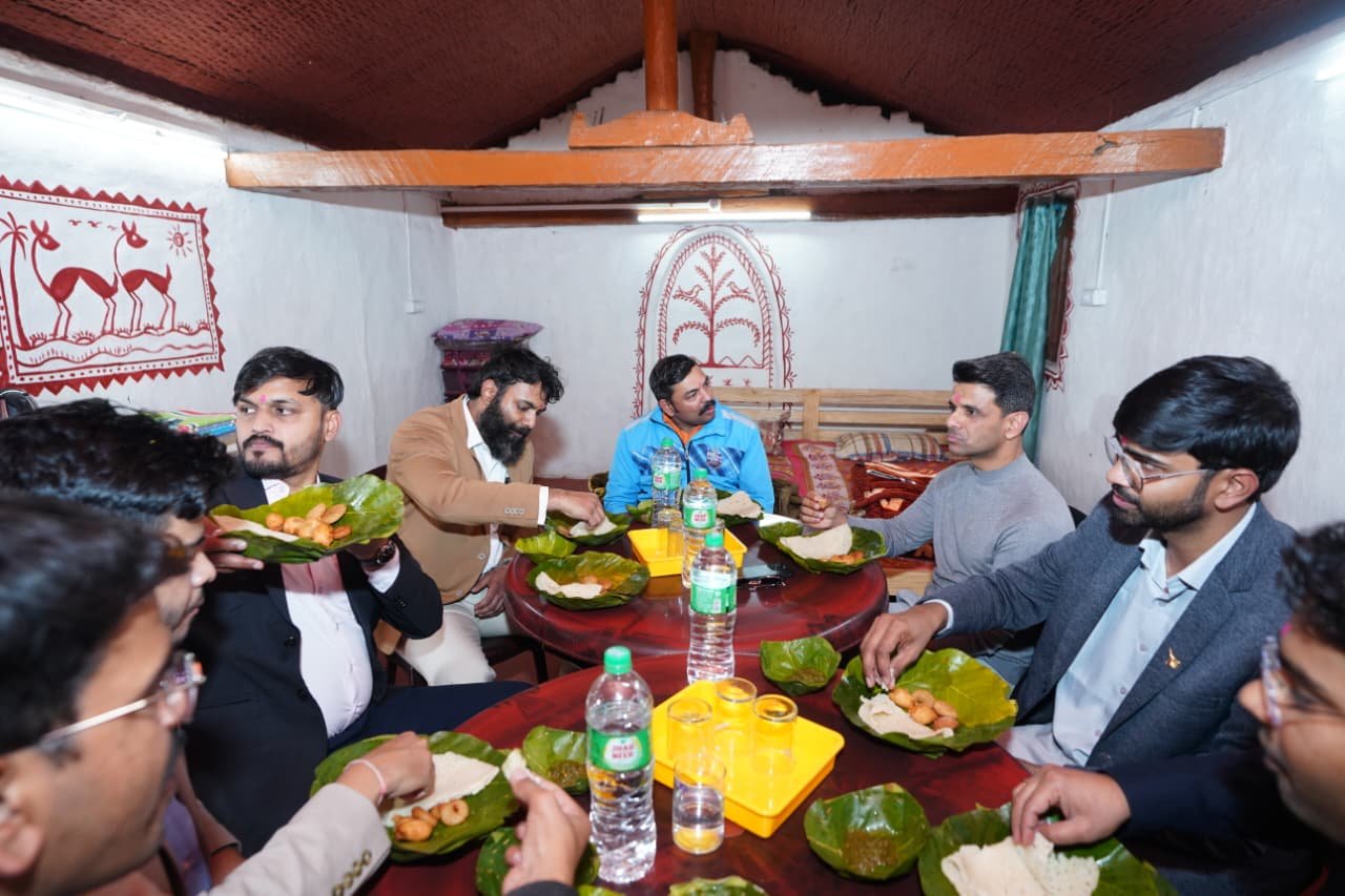 अंतरिक्ष से जनजीवन तकरू जशपुर में गगन यात्री शुभांशु शुक्ला ने देखा ग्रामीण पर्यटन का जीवंत स्वरूप देश देखा के केरेगांव होम-स्टे में आदिवासी संस्कृति और पारंपरिक व्यंजनों से हुए अभिभूत