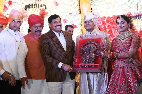 मुख्यमंत्री डॉ. यादव ऊर्जा मंत्री तोमर के सुपुत्र रिपुदमन के विवाह समारोह में शामिल हुए