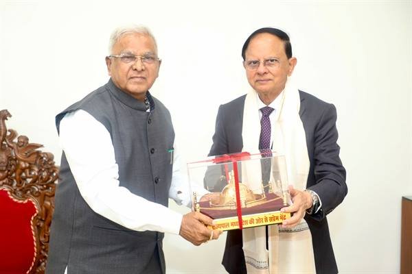 राज्यपाल मंगुभाई पटेल से प्रधानमंत्री के प्रधान सचिव डॉ. मिश्रा की सौजन्य भेंट
