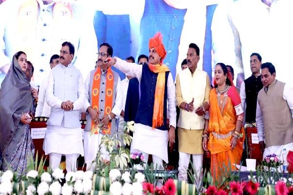 बहनों को प्रशिक्षण, स्व-सहायता समूहों से जोड़ना और मेहनत की सही कीमत देना हमारी प्राथमिकता : मुख्यमंत्री डॉ. यादव