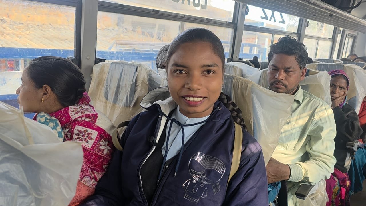 मुख्यमंत्री ग्रामीण बस योजना से सुदूर ग्रामों को मिली नई रफ्तार, अब ’बाधा’ नहीं बनेगी दूरी,आसान हुआ सफर वनांचल के गांवों की बदली तस्वीर, स्वास्थ्य कर्मी, छात्रों और ग्रामीण को मिली परिवहन की सुविधा