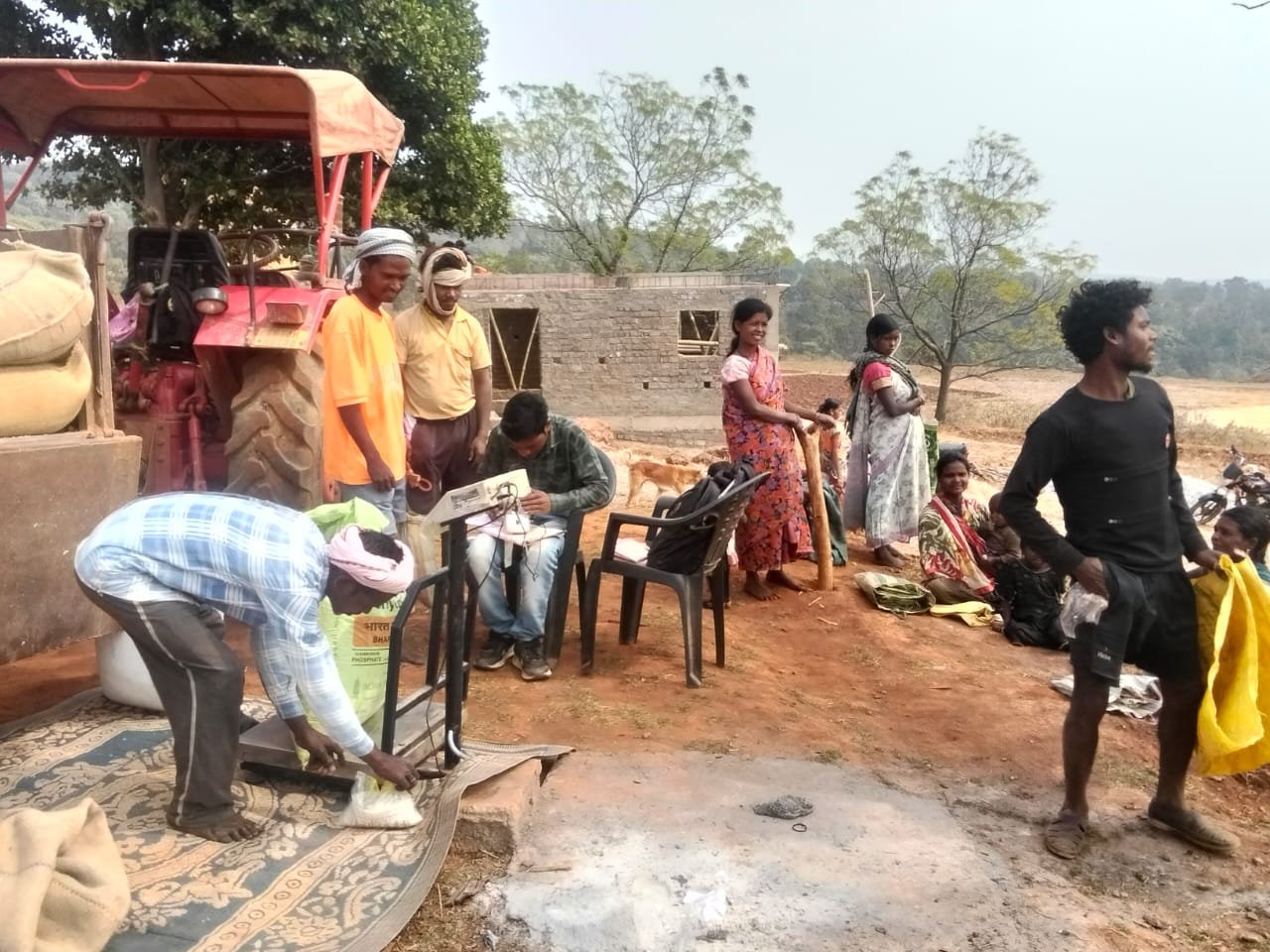 जिला प्रशासन की पहल से दूरस्थ ग्रामीणों को मिली बड़ी राहत आश्रित ग्रामों में पहुंचाकर किया गया खाद्यान्न वितरण