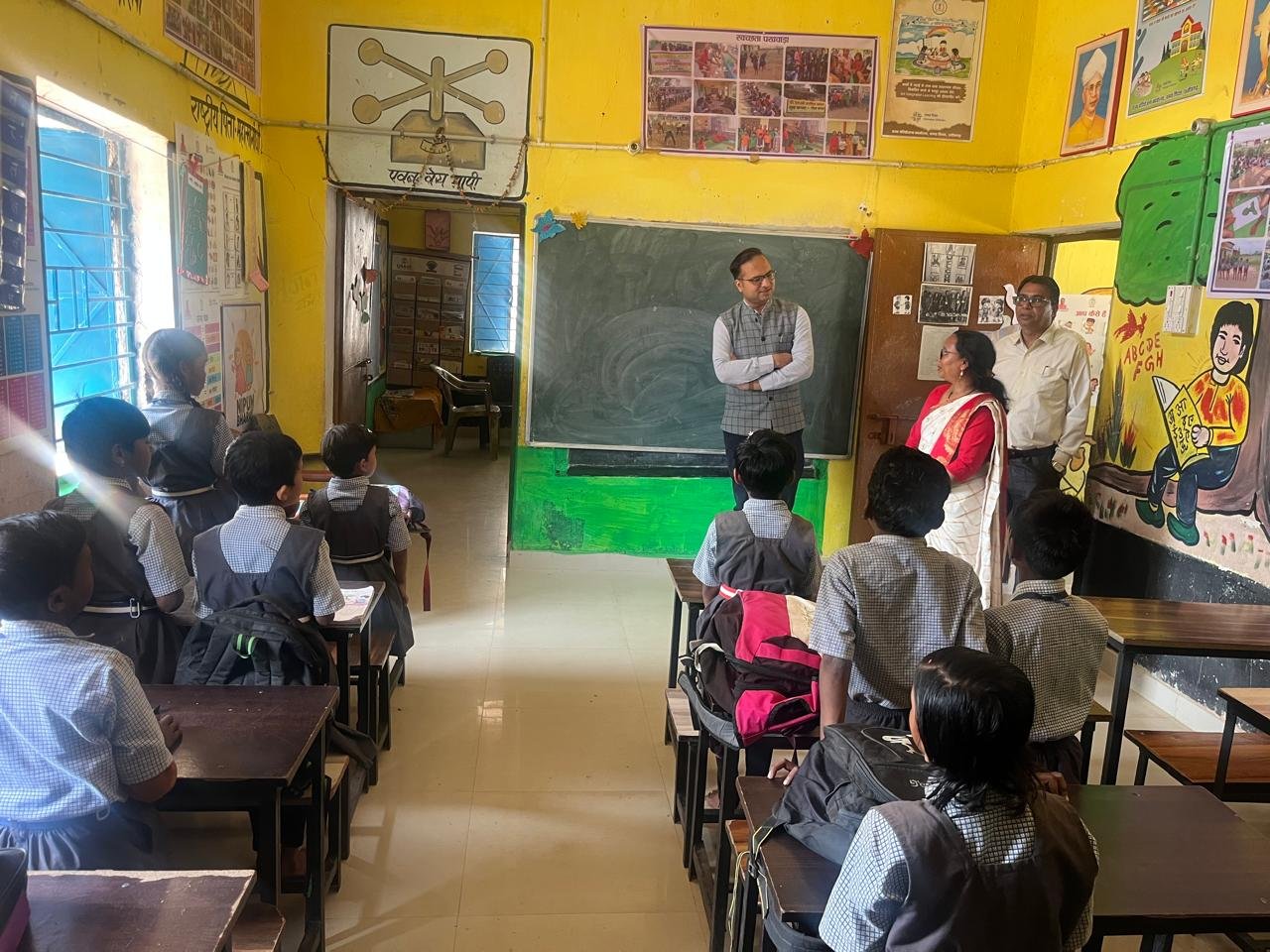 पीएम श्री स्कूल एवं बिहान की आजीविका गतिविधियों का जिला पंचायत सीईओ ने किया गया निरीक्षण