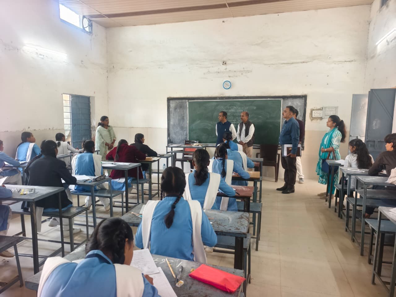 कलेक्टर ने परीक्षा केन्द्रों का किया आकस्मिक निरीक्षण अंग्रेजी विषय की परीक्षा शांतिपूर्वक संपन्न,पंजीकृत 9664 परीक्षार्थियों में से 9395 रहे उपस्थित