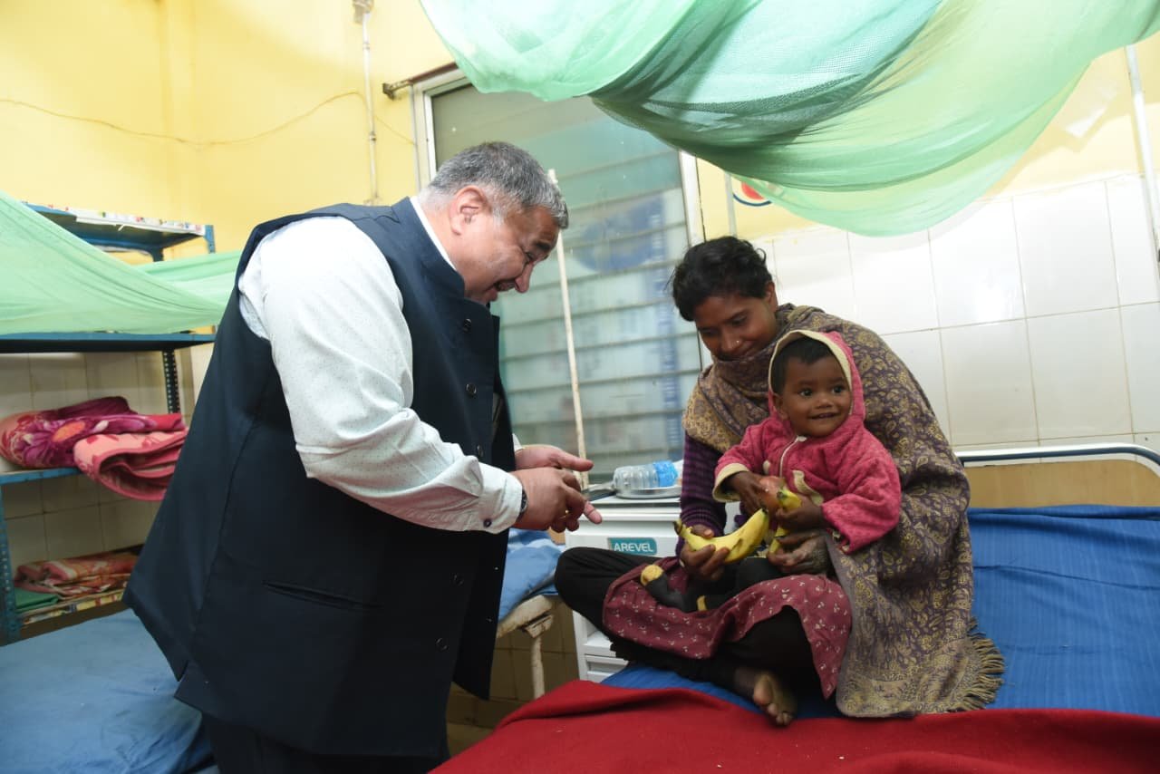 मुख्यमंत्री विष्णु देव साय के जन्मदिवस पर लखनपुर में विशेष पूजा-अर्चना, मंत्री राजेश अग्रवाल ने मरीजों को बांटे फल