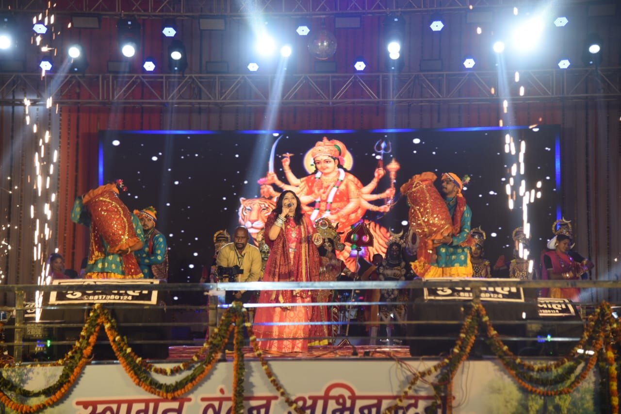 मैनपाट महोत्सव के दूसरे दिन मशहूर छत्तीसगढ़ी गायिका अलका चंद्राकर के सुमधुर आवाज ने किया मंत्रमुग्ध