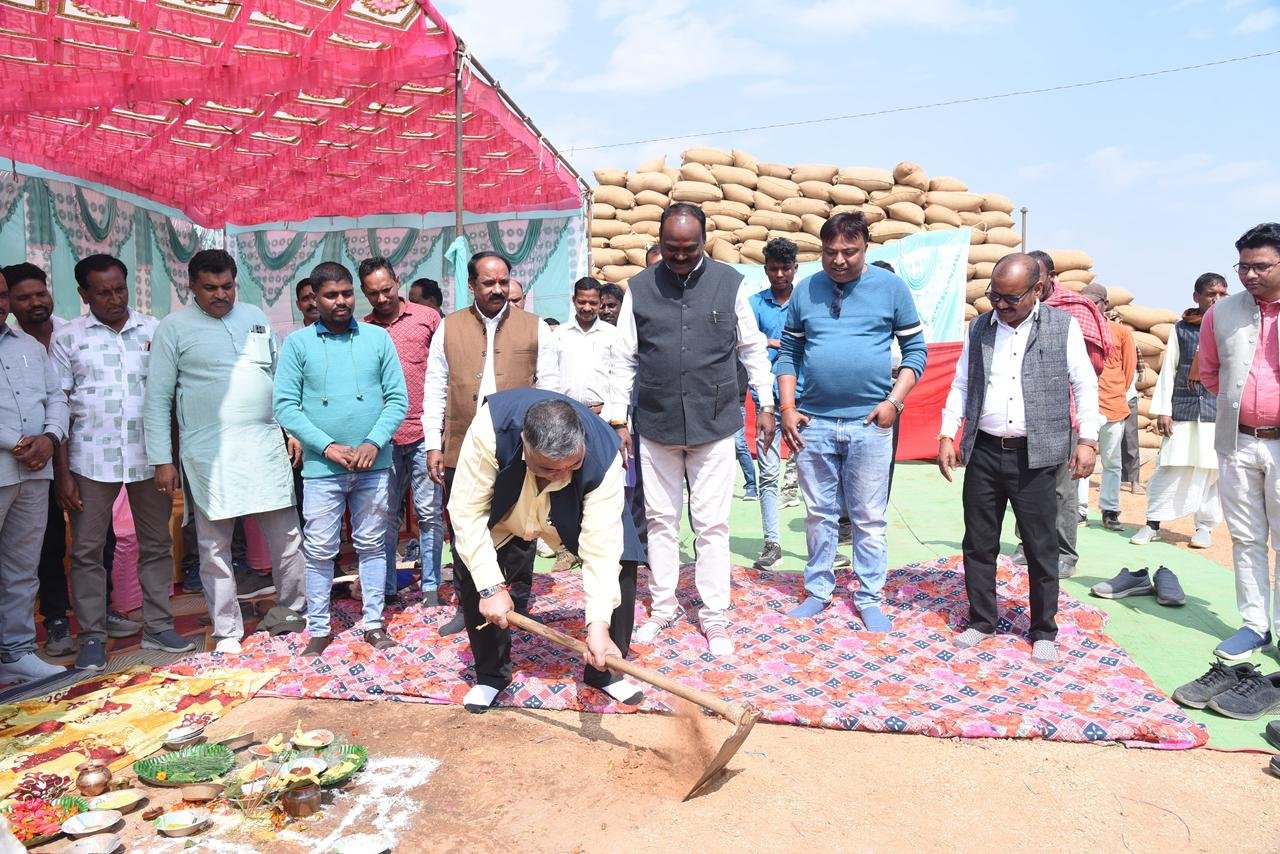 पर्यटन एवं संस्कृति मंत्री राजेश अग्रवाल ने लखनपुर क्षेत्र में 259.68 लाख रू. के विकास कार्यों का किया भूमिपूजन धान उपार्जन केन्द्रों में आधारभूत संरचना सुदृढ़ होगी, किसानों को मिलेगा सुव्यवस्थित और सुविधाजनक उपार्जन तंत्र