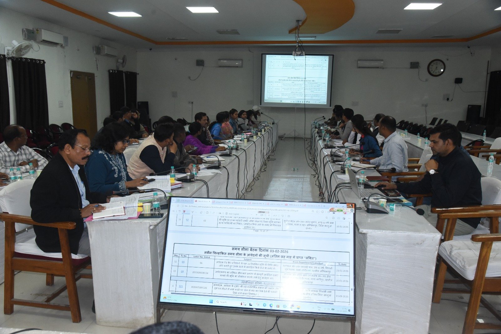 कलेक्टर ने राजस्व अधिकारियों की ली समीक्षा बैठक लंबित राजस्व प्रकरणों का शीघ्र निराकरण करने के दिए निर्देश अवैध भूमि अतिक्रमण पर नियमानुसार करें आवश्यक कार्रवाई- कलेक्टर