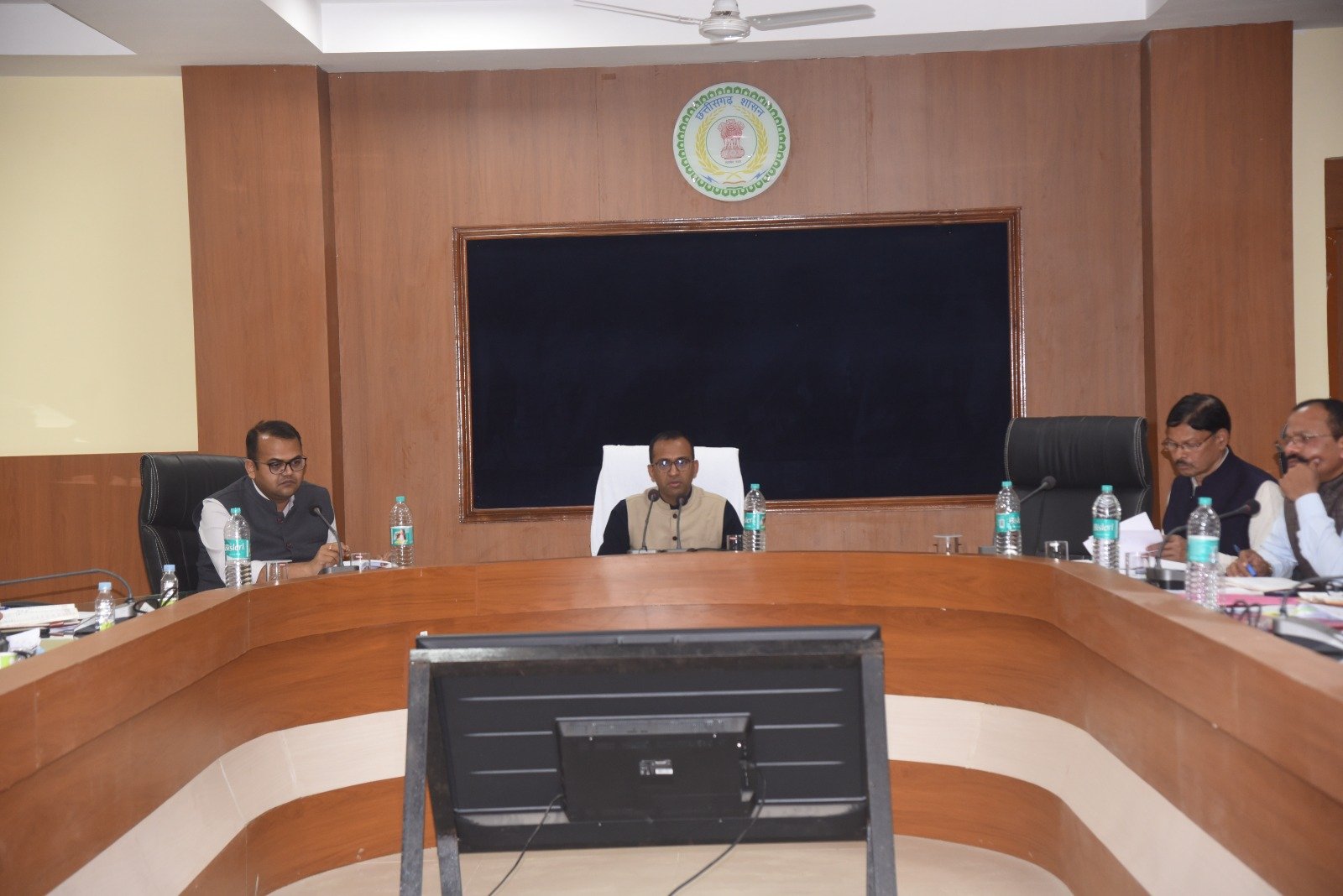 कलेक्टर ने राजस्व अधिकारियों की ली समीक्षा बैठक