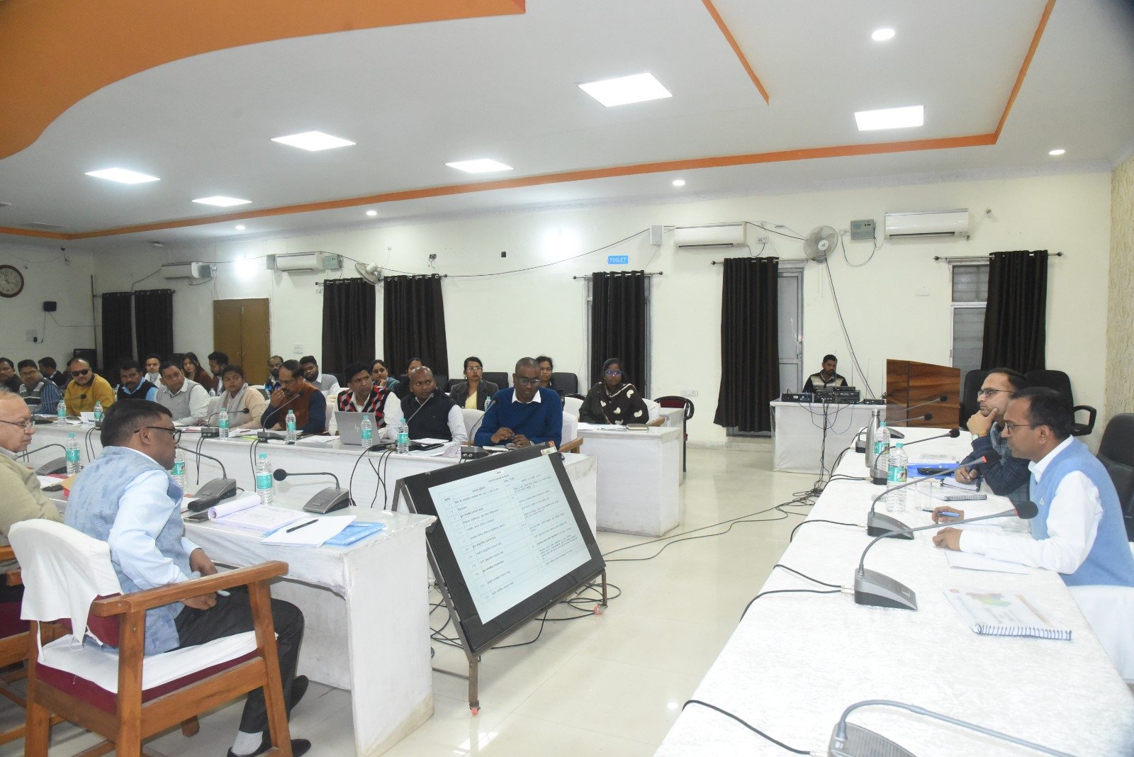 कलेक्टर  अजीत वसंत की अध्यक्षता में साप्ताहिक  समय-सीमा की बैठक सम्पन्न