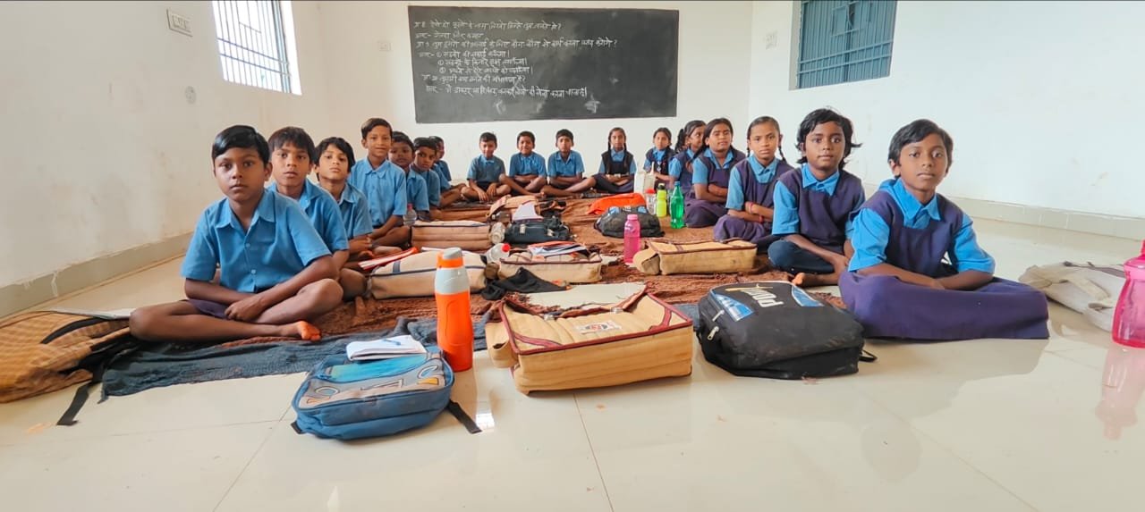 यू-शेप ने बदली कक्षाओं की तस्वीर  आरंग विकासखण्ड के स्कूलों में ‘यू-शेप’ में बैठने की, की गई व्यव्स्था, बच्चों में खत्म हूई झिझक, बढ़ा संवाद