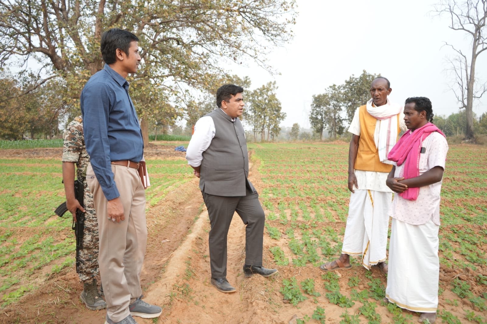 किसानों के खेतों में उतरे कलेक्टर के कदम, मूंगफली-उड़द और मक्का की फसल का किया अवलोकन