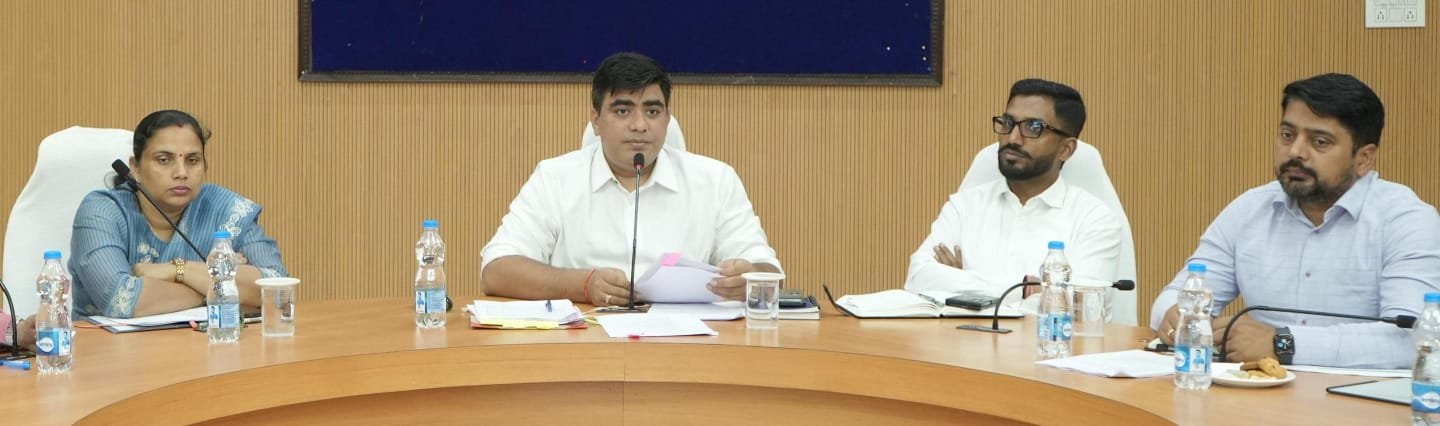 पांच से 17 वर्ष के सभी विद्यार्थियों का बायोमेट्रिक आधार अपडेट कराने कलेक्टर ने दिए निर्देश स्वनिधि योजना के हितग्राहियों के लोन स्वीकृृत करने बैंको को दिए निर्देश कलेक्टर ने समय-सीमा बैठक में फ्लैगशिप योजनाओं की समीक्षा की