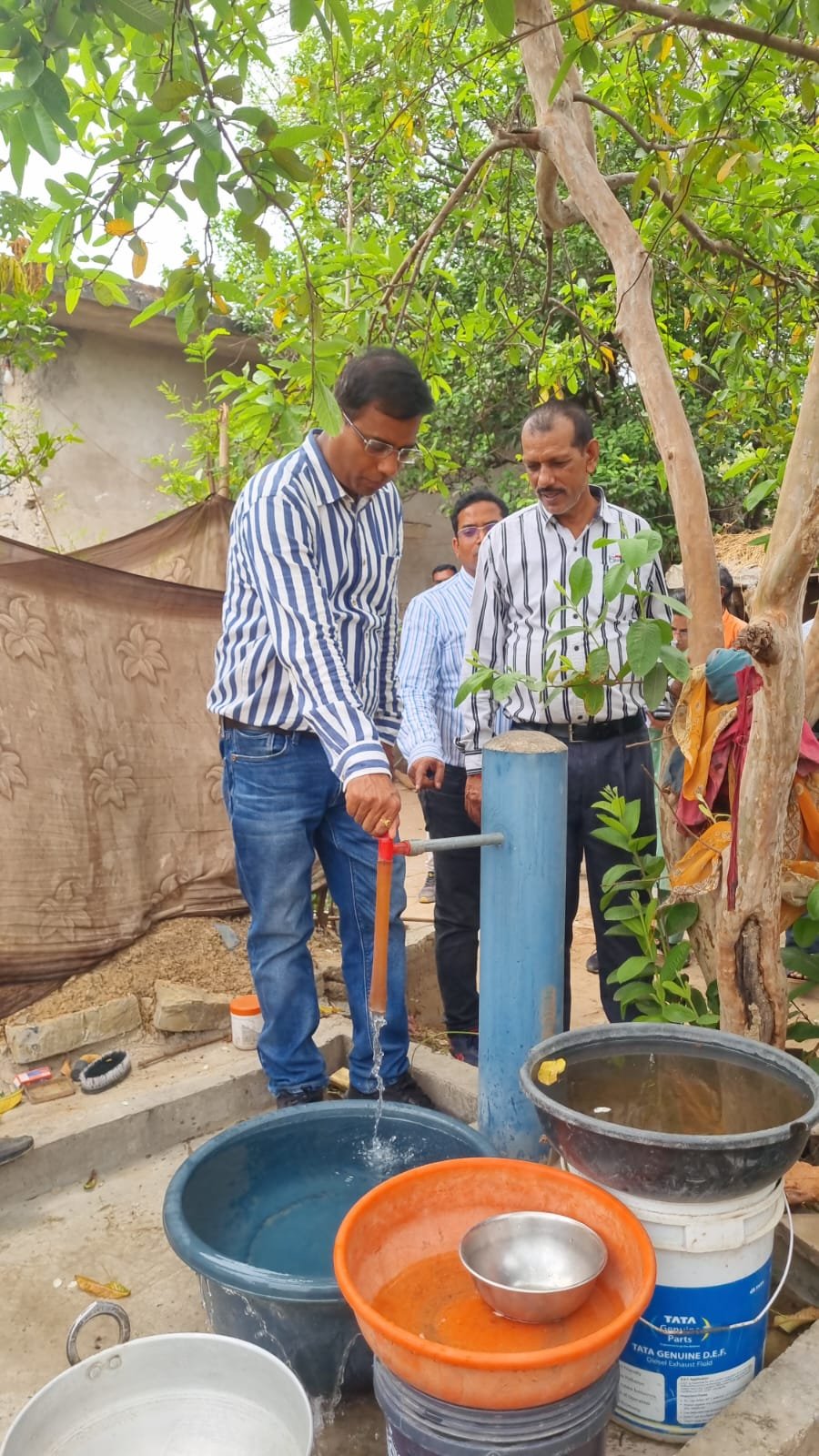 भद्रा रीवापार समूह जलप्रदाय योजना के फील्ड पर उतरे कलेक्टर डॉ संजय कन्नौजे भाठागांव में जल जीवन मिशन की हुई जांच: हितग्राही के घर पहुंचकर नल जल आपूर्ति का कलेक्टर ने किया निरीक्षण