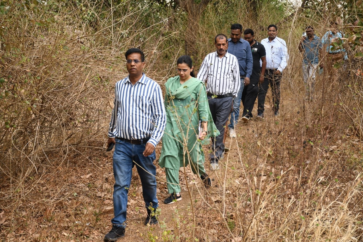 *किसानों की समस्या सुन, तालाब निरीक्षण करने पैदल गए कलेक्टर डॉ संजय कन्नौजे* *चेक डेम निर्माण के दिए निर्देश