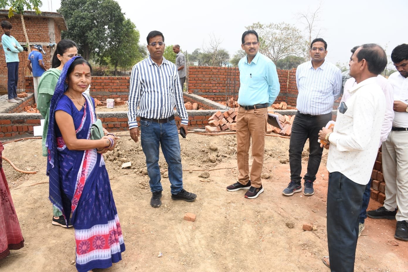 कलेक्टर डॉ. संजय कन्नौजे द्वारा ग्राम छोटे लेंधरा का औचक निरीक्षण