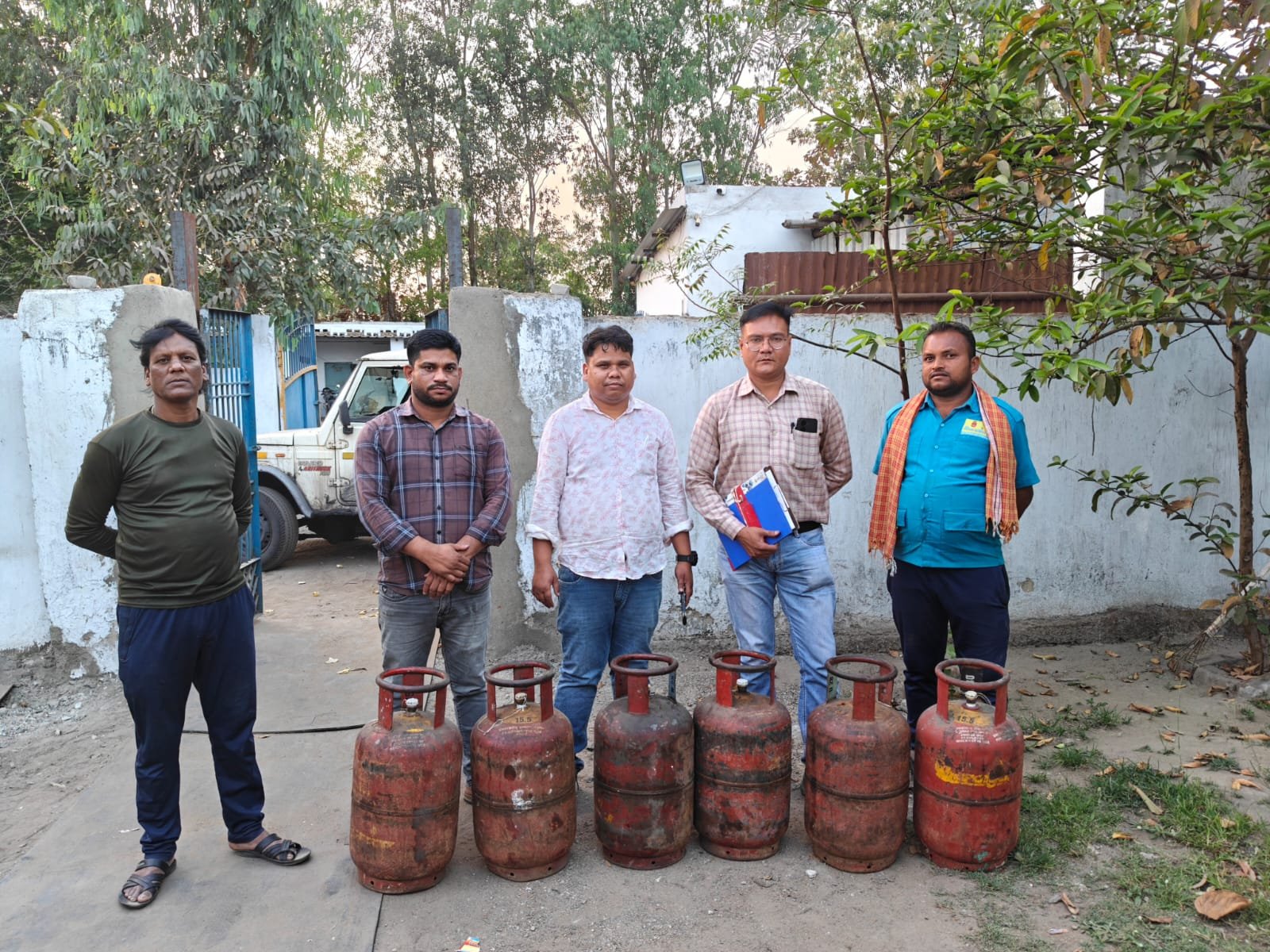 घरेलू गैस का व्यावसायिक उपयोग करने वालों पर कार्रवाई कलेक्टर के निर्देश पर जिला प्रशासन की सख़्ती