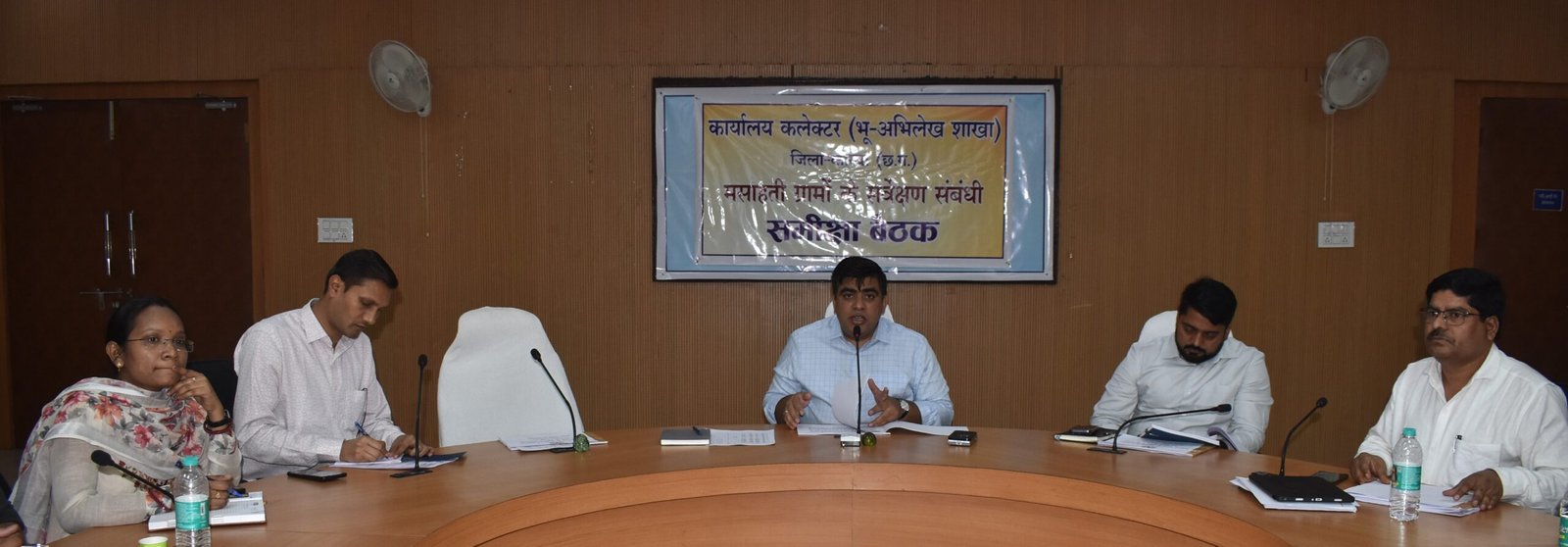 मसाहती ग्रामों का सर्वे दो माह के भीतर सुनिश्चित करें : कलेक्टर कलेक्टर ने ली तहसीलदार, नायब तहसीलदार, राजस्व निरीक्षक और पटवारियों की बैठक मादक फसल की पड़ताल और कार्यवाही के दिए निर्देश