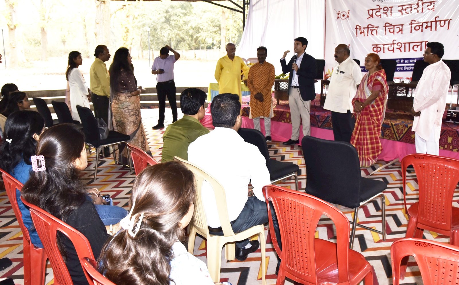 बस्तर की कला को नई ऊंचाई देने कलेक्टर आकाश छिकारा पहुंचे बादल एकेडमी, कलाकारों का बढ़ाया मनोबल