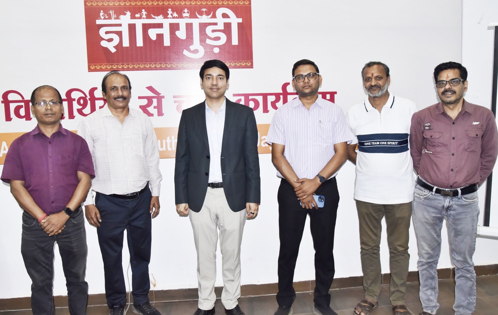 कलेक्टर आकाश छिकारा ने ज्ञानगुड़ी का किया निरीक्षण