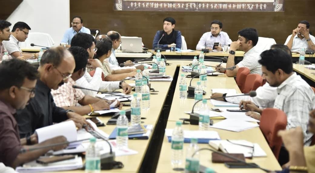 विभाग की प्राथमिकता वाली योजनाओं को बेहतर तरीके से क्रियान्वयन करना करें सुनिश्चित – कलेक्टर आकाश छिकारा