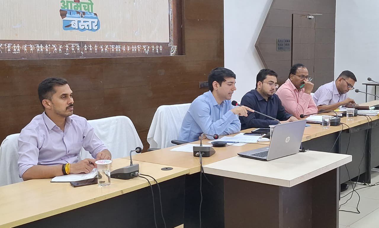 ग्रीष्मकाल में पेयजल व्यवस्था हेतु आवश्यक आकलन कर पेयजल की करें समुचित आपूर्ति -कलेक्टर आकाश छिकारा