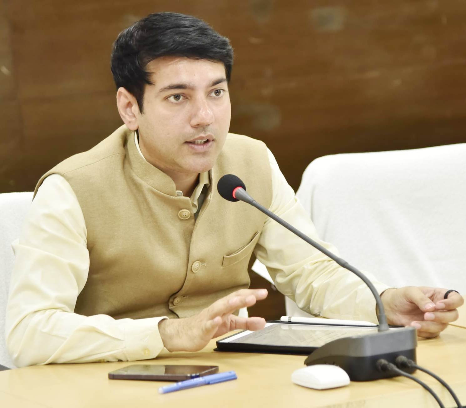 जल जीवन मिशन की योजनाओं को जल्द पूर्ण करें -कलेक्टर आकाश छिकारा