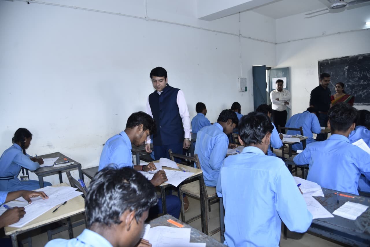 कलेक्टर आकाश छिकारा का औचक निरीक्षण स्कूल, अटल टिंकरिंग लैब और