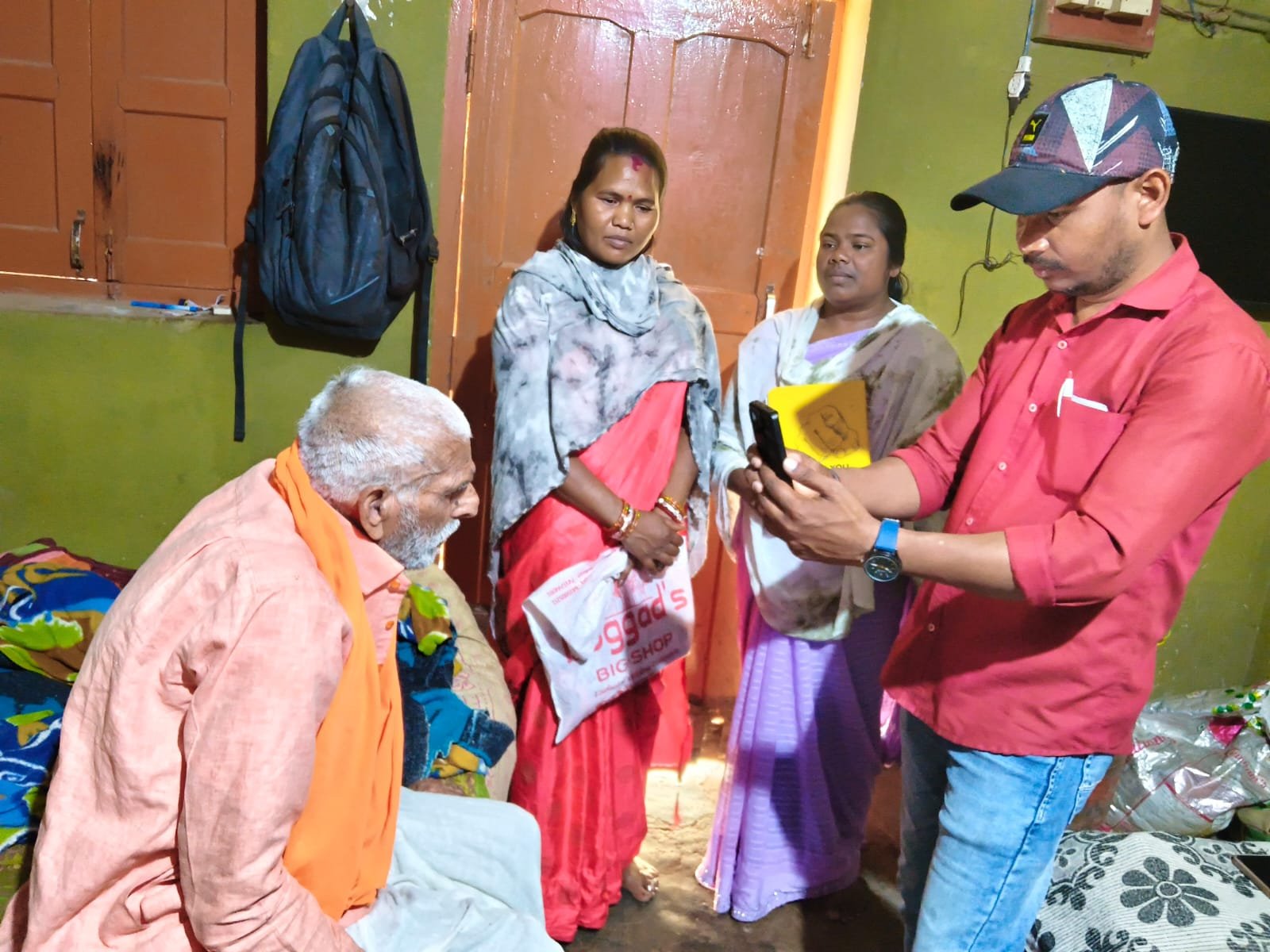 बस्तर का स्वास्थ्य संकल्प   आयुष्मान और वय वंदन कार्ड वितरण में प्रदेश का अग्रणी जिला बना बस्तर   जिले में पदस्थ महिला शक्ति के सहयोग से हासिल हुई उपलब्धि