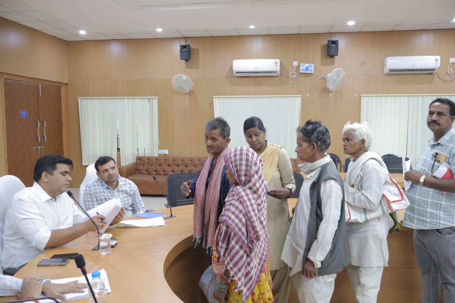 कलेक्टर जनदर्शन में आमजन की सुनी गई समस्याएं, त्वरित समाधान के दिए निर्देश बिजली बिल में सुधार के लिए विशेष शिविर आयोजित करने के हेतु किया निर्देशित जनदर्शन में कुल 130 आवेदन प्राप्त, सभी पर प्राथमिकता के साथ कार्रवाई सुनिश्चित करने के निर्देश