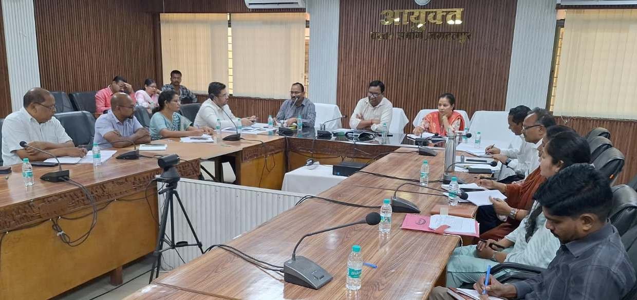 ग्रीष्मकालीन पेयजल व्यवस्था को करें सुदृढ़-कमिश्नर बस्तर  डोमन सिंह   बस्तर हेरिटेज मैराथन हेतु अधिकाधिक पंजीयन करवाने पर बल   कमिश्नर ने संभाग स्तरीय अधिकारियों की समीक्षा बैठक में दिए निर्देश