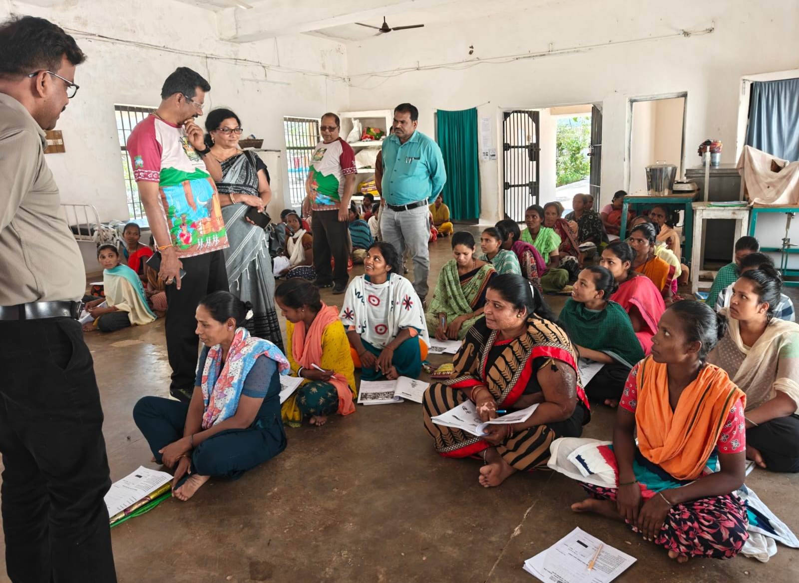 बस्तर में साक्षरता का शंखनाद  उल्लास महापरीक्षा में उमड़ा जनसैलाब  बंदियों और पुर्नवासितों ने भी थामी कलम