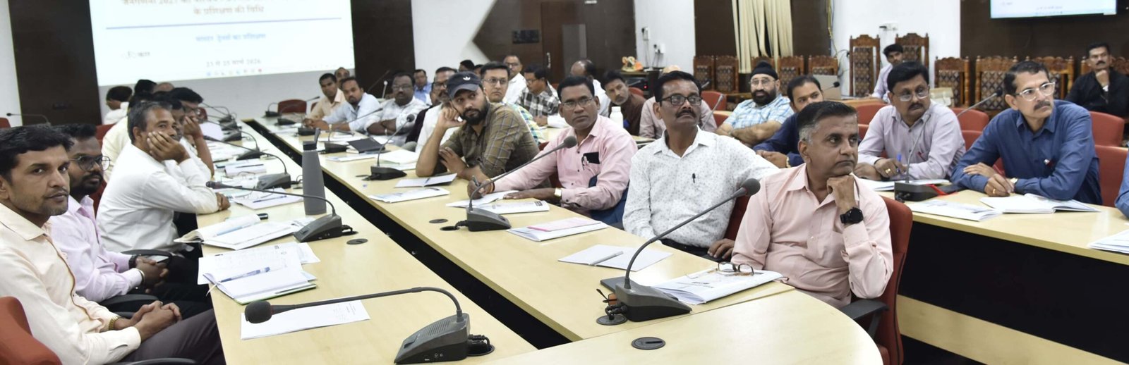 कलेक्टर आकाश छिकारा ने फील्ड ट्रेनर्स को दिया निष्ठा से कार्य करने का मंत्र