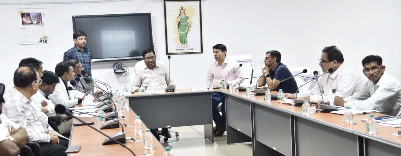मेडिकल कॉलेज स्वशासी समिति प्रबंधकारिणी की बैठक में कमिश्नर ने दिए निर्देश   बस्तर में स्वास्थ्य सेवाओं के विस्तार पर जोर, गंभीर बीमारियों के इलाज पर विशेष फोकस करने कहा