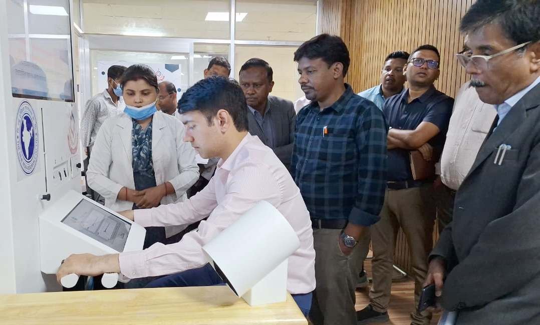 कमिश्नर बस्तर और कलेक्टर ने मेडिकल कॉलेज हॉस्पिटल में हेल्थ एटीएम का लिया जायजा