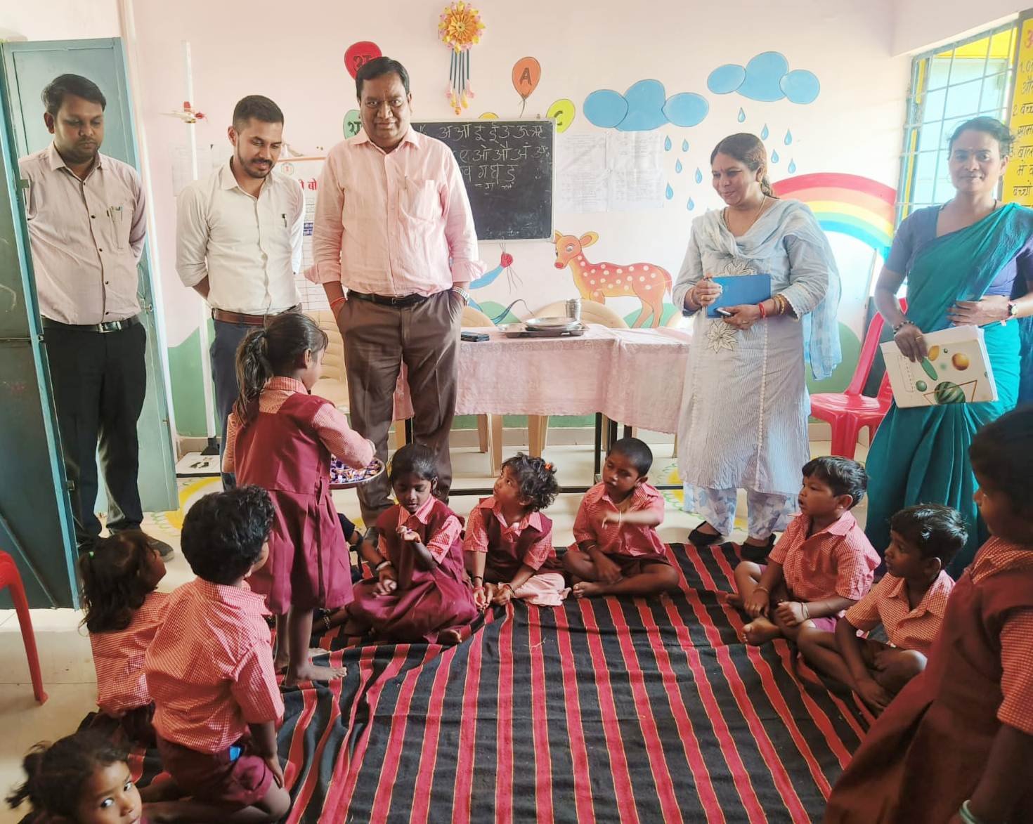 कमिश्नर बस्तर   डोमन सिंह ने बकावंड विकासखंड में स्वास्थ्य केन्द्र सहित स्कूल एवं आंगनबाड़ी केन्द्र का किया आकस्मिक निरीक्षण   स्वास्थ्य, शिक्षा एवं एकीकृत बाल विकास सेवाओं की उपलब्धता पर फोकस करने के निर्देश