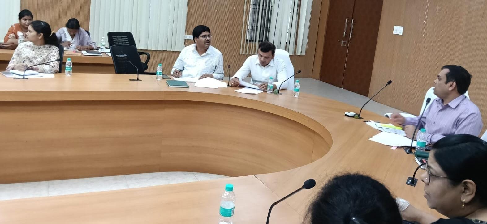 राजस्व निरीक्षकों एवं पटवारियों की मासिक समीक्षा बैठक संपन्न