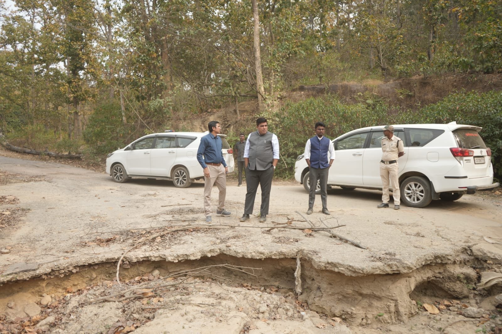 कलेक्टर ने रुकवाया अपना वाहन, क्षतिग्रस्त सड़क देखकर दिए तत्काल मरम्मत के निर्देश