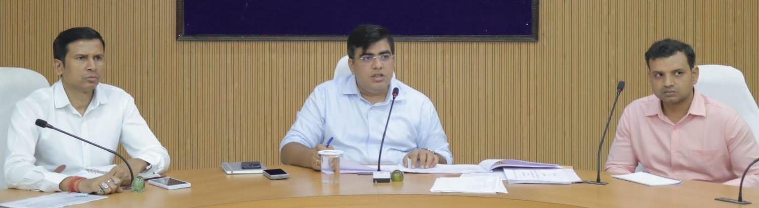 निर्माण कार्यों की प्रगति और समय सीमा में पूर्णता सुनिश्चित करने कलेक्टर ने निर्माण विभागों की ली बैठक जिले में संचालित विभिन्न निर्माण कार्यों में तेजी लाने और समय पर पूरा करने के दिए निर्देश निर्माणाधीन चिर्रा-श्यांग मार्ग पर नियमित रूप से पानी छिड़काव करने व प्रगति लाने हेतु किया निर्देशित