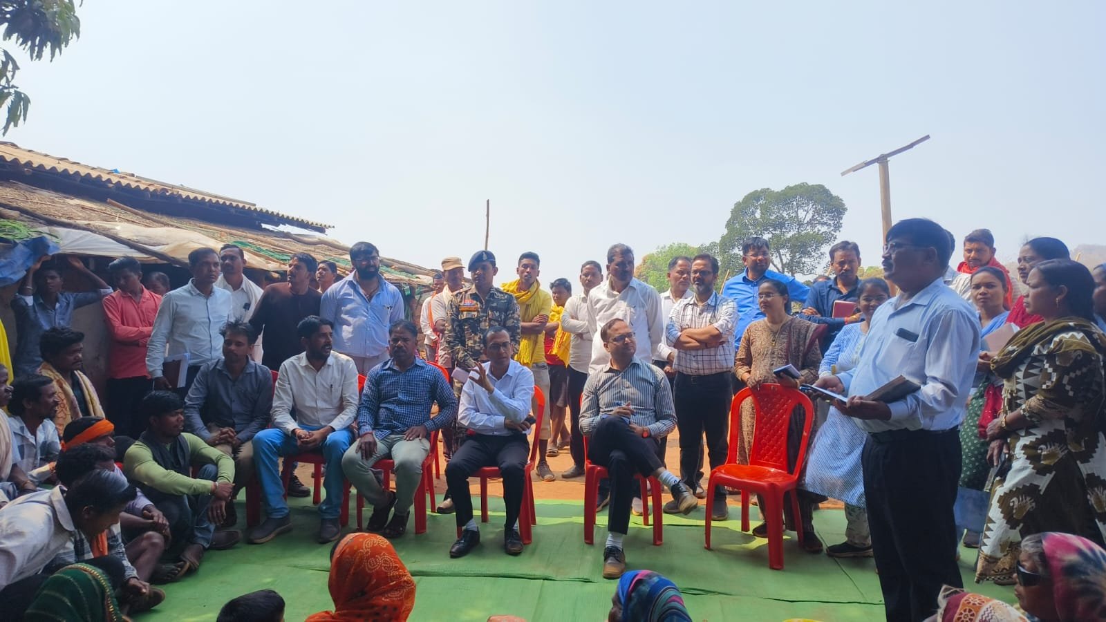 कलेक्टर अजीत वसंत ने लुण्ड्रा विकासखण्ड का किया दौरा