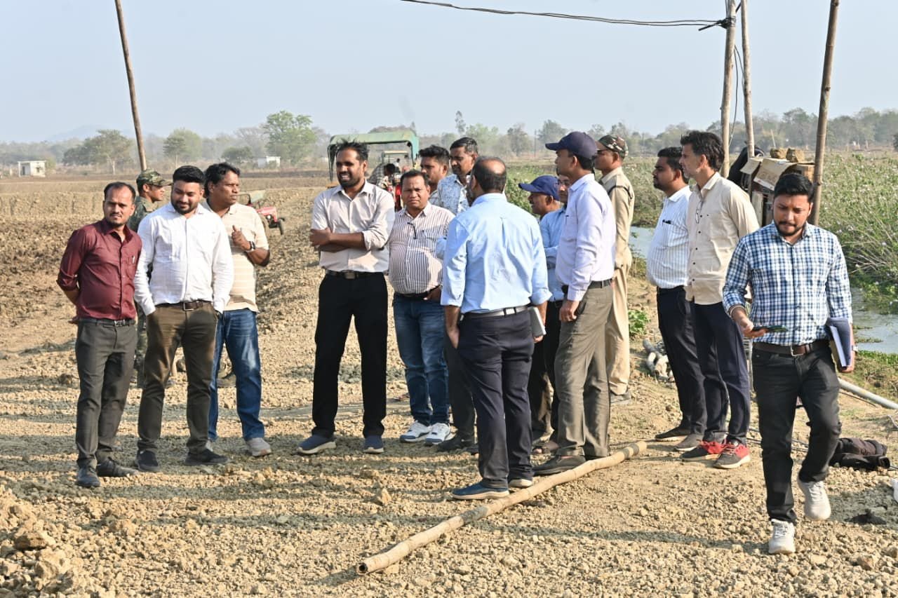 धमतरी को मखाना हब बनाने की दिशा में पहल, कलेक्टर ने तैयारियों का किया निरीक्षण