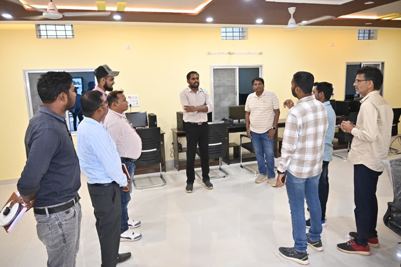 नगरी में लाइब्रेरी एवं को-वर्किंग स्पेस का कलेक्टर ने किया निरीक्षण