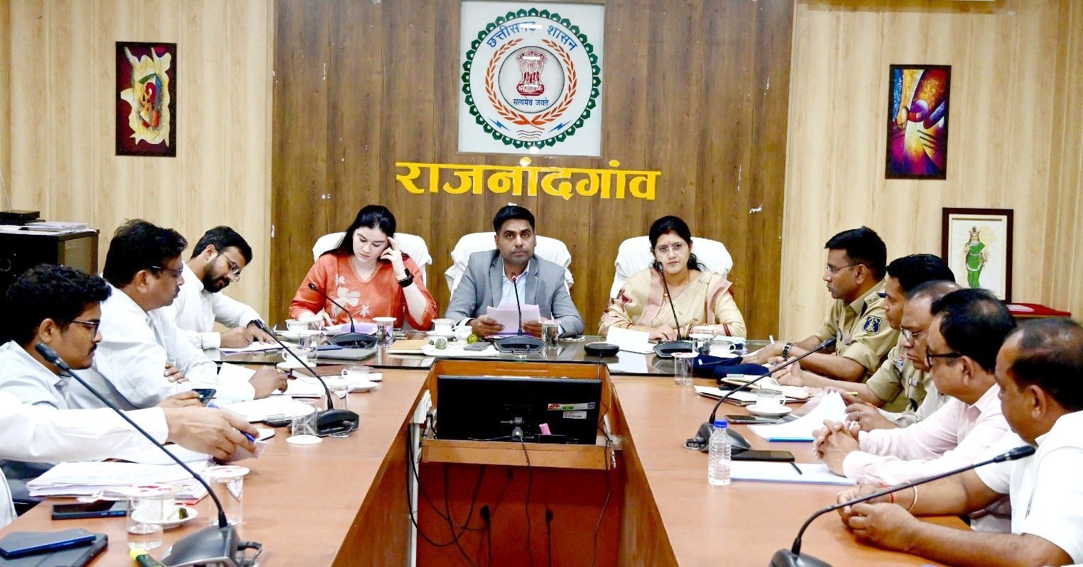 माँ बम्लेश्वरी मंदिर पहुंचने वाले दर्शनार्थियों एवं श्रद्धालुओं के लिए होनी चाहिए सुविधाजनक व्यवस्था : कलेक्टर