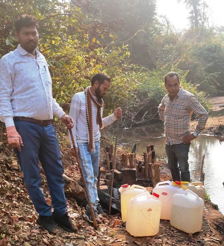 7.680 बल्क लीटर महाराष्ट्र निर्मित देशी-विदेशी दारू संत्री एवं 100 लीटर हाथ भट्ठी कच्ची महुआ शराब तथा 1000 किलोग्राम महुआ लाहन जप्त