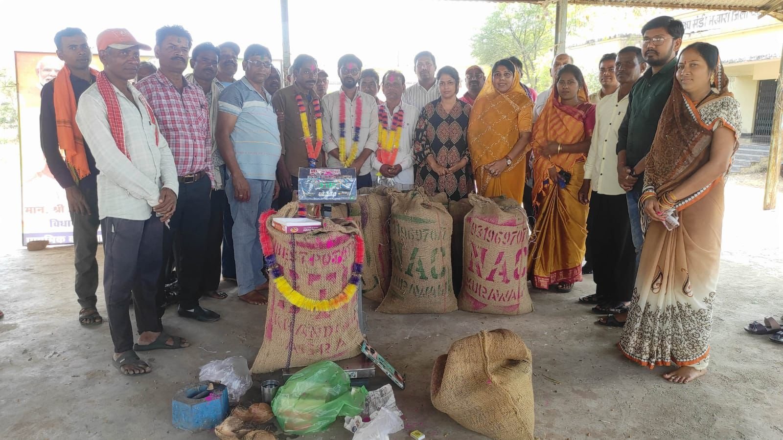 भखारा उपार्जन केंद्र में चना खरीदी की शुरुआत, पूजा-अर्चना के साथ हुआ शुभारंभ