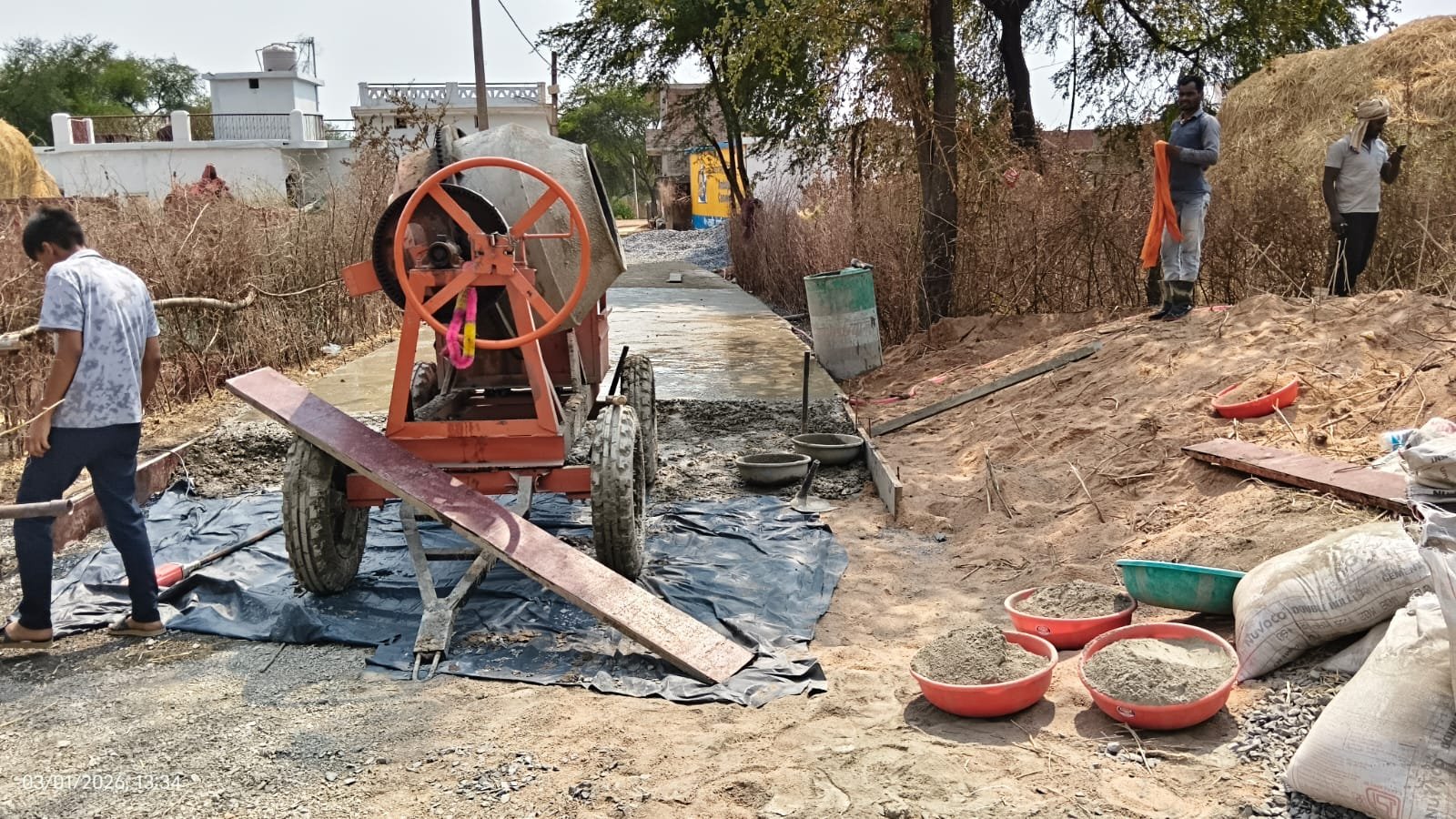 BREAKING: गौरमाटी में ग्राम गौरव पथ पर बड़ा खेल! 400 मीटर सड़क को दो टुकड़ों में बांटकर निर्माण